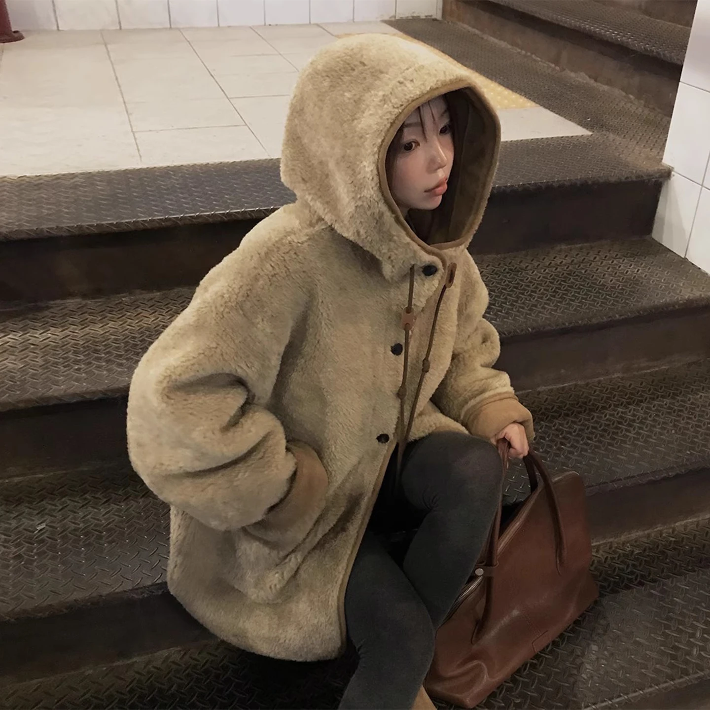 

Ретро-пальто с мехом и кожаными вставками, женское, зимнее, новое, свободного кроя, на хлопковой подкладке, теплое, для повседневной носки, эксклюзивно онлайн, из полиэфирного волокна