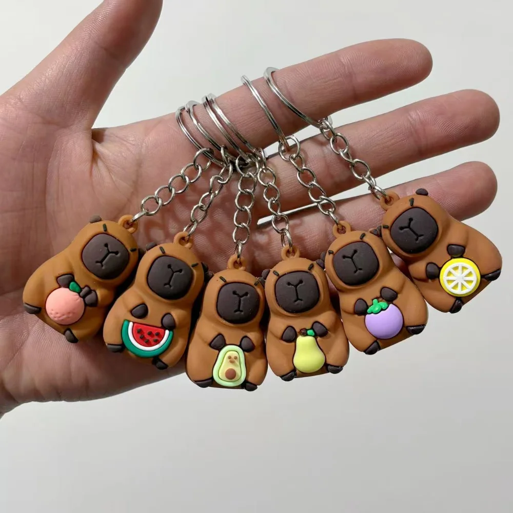 Lindo llavero de capibara muñeca abrazando fruta serie colgante ciclismo mochila llave colgante accesorios feo lindo Pvc goma suave