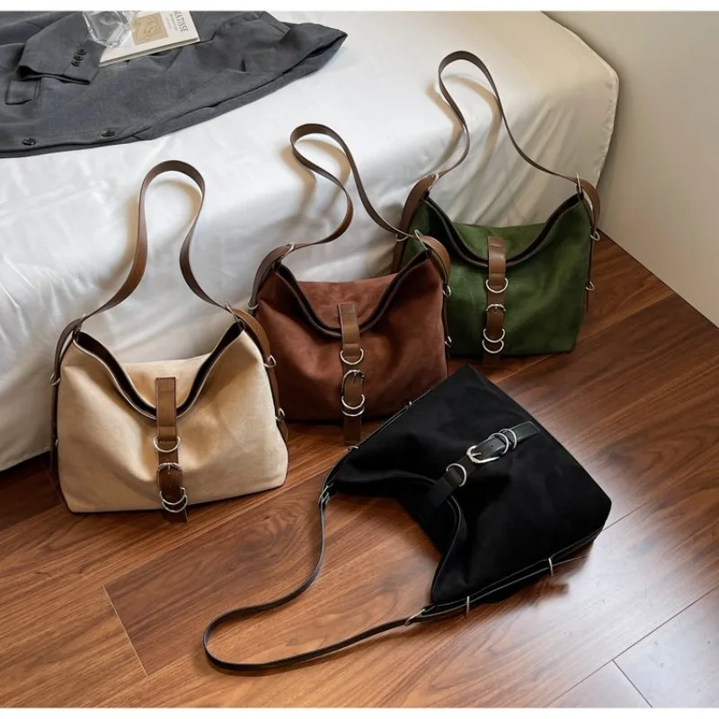 

Chic Designer Messenger Tote Large Capacity Simple Yet Elegant Can Be Used As A Glamorous Diaper Bag For Commuter