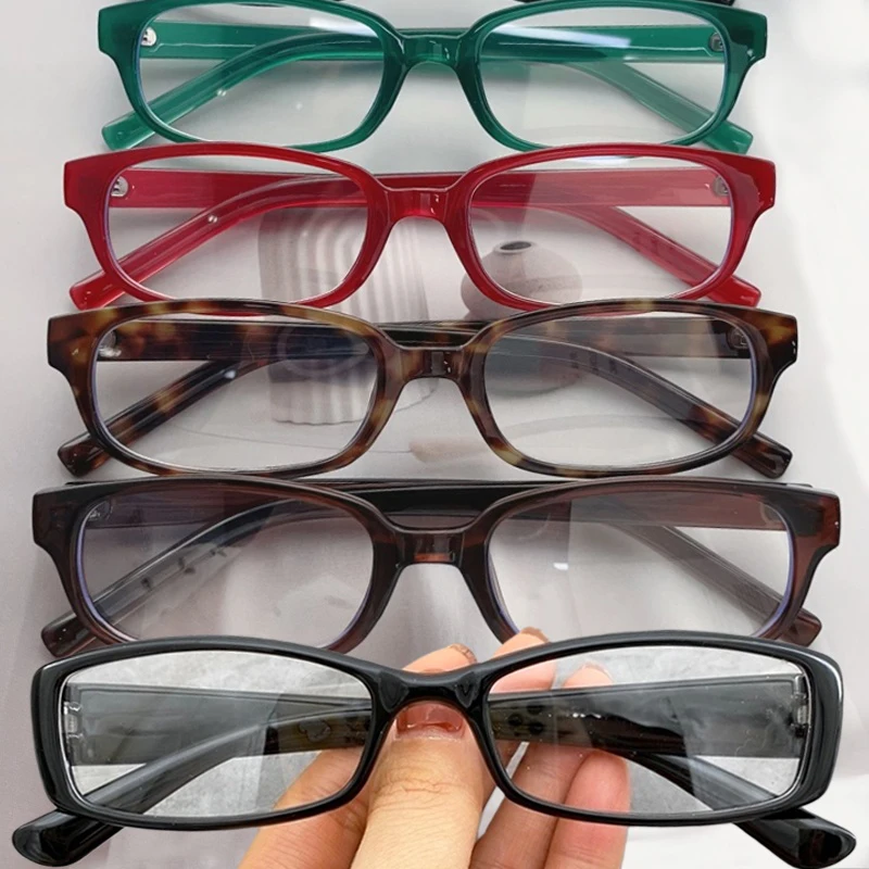 Piccoli occhiali con montatura quadrata nera