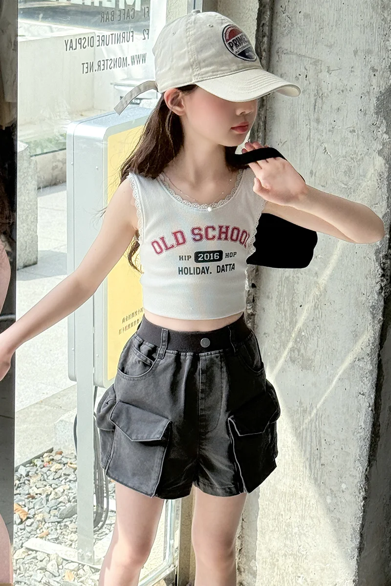 Kinderkleidung: Coole Mädchen-Sommer-Vintage-Tanktops mit Buchstabenprint und graue Cargo-Denim-Shorts – Modische Streetwear 2026 – Detail 15