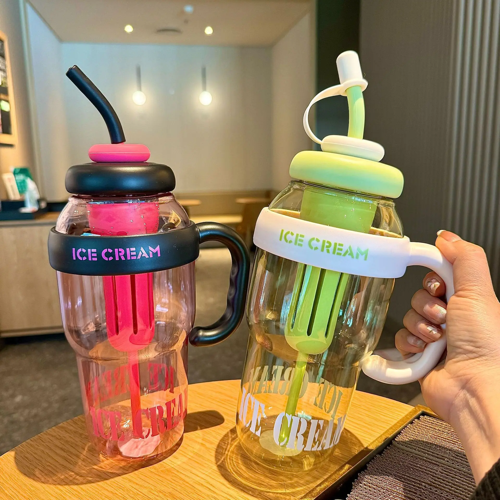 1100ml large capacity straw water cup, with a detachable tea infuser for tea and water separation.