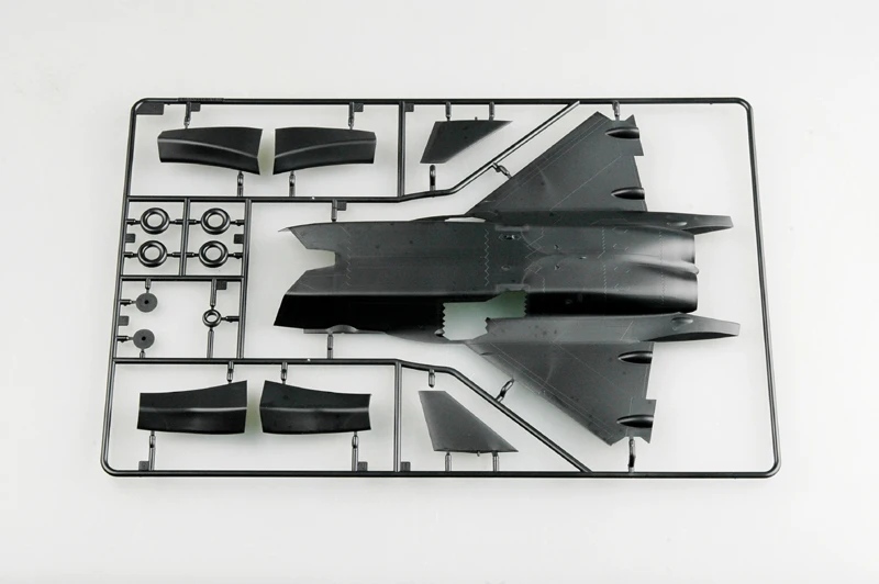 Trompetista 01663 1/72 PLAAF J-20 Mighty Dragon Stealth Fighter Militar Colecionável Modelo de Montagem de Plástico Kit de Construção de Brinquedo