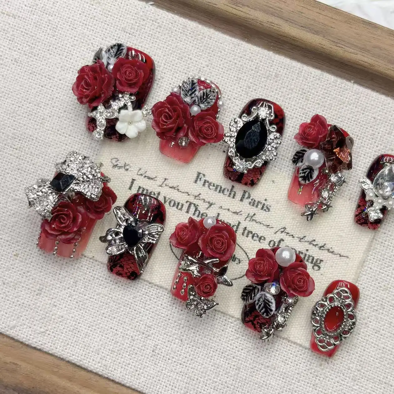 Gothic Rote Rose zum Aufdrücken der Nägel mit Strasssteinen, Metallornamente, Perlen, mehrere Größen, Rot, Schwarz, 3D-Rosen-Strass-Design – Detail 1