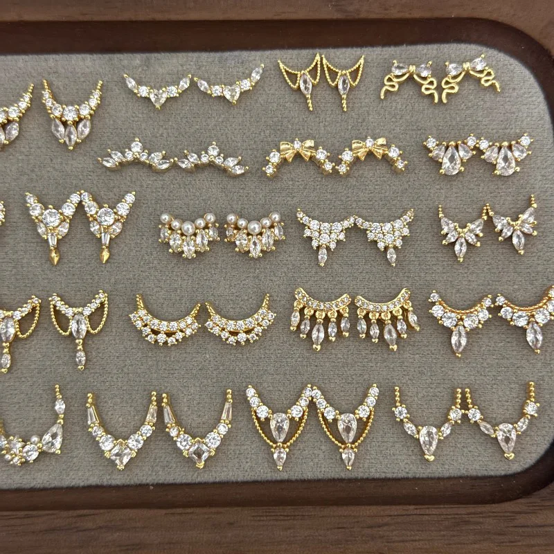 5 Stück vergoldete Kupfer-Zirkon-Nagelanhänger – Nagelkunst-Dekoration im französischen Stil mit glitzerndem Kristallrand, luxuriöser Nagelschmuck – Detail 1