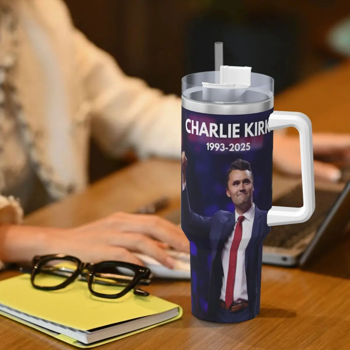 Repose-gobelet en acier inoxydable dans la paix, tasse à café Charlie Kirk, tasses de voiture froides et chaudes isolées, bouteille d'eau personnalisée pour voyageur
