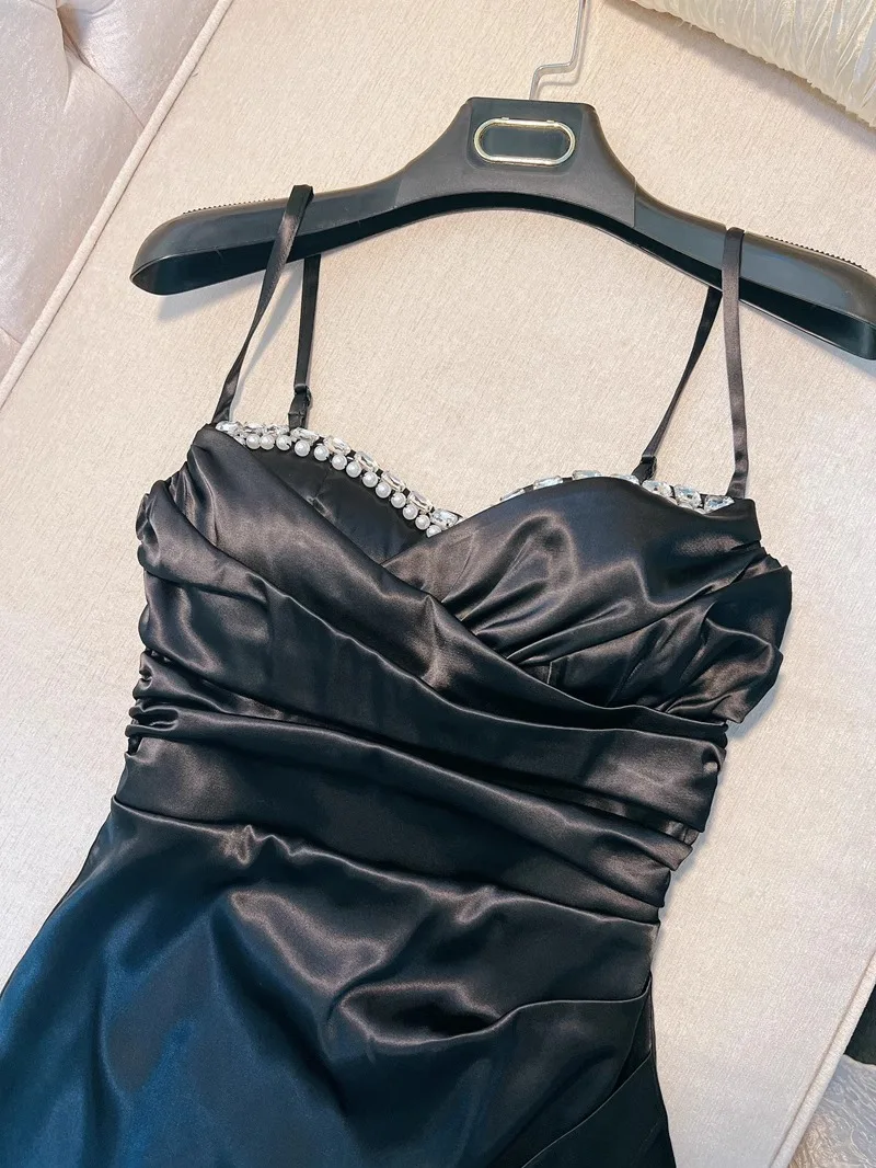 Ele Bla off-shoulder jurk met diamantdetails, taille-kalkende plooien, hoge taille, zijdesatijn, lange jurk voor de herfst