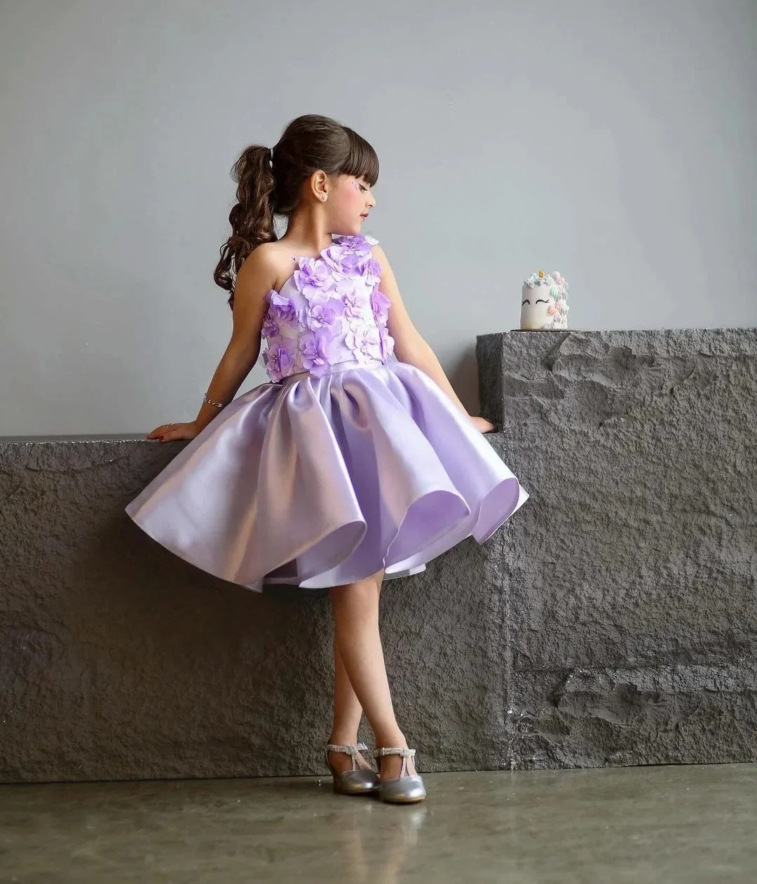 Abito da ragazza di fiore con applique 3D monospalla viola chiaro personalizzato per abiti da ballo per prima comunione per feste di compleanno per bambini