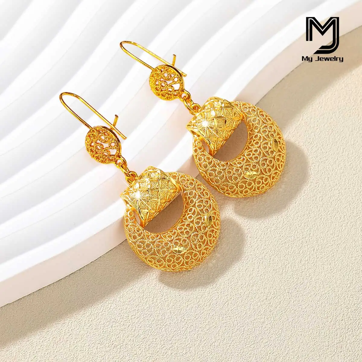 

Dubai Elegant Women's 24K Gold Plated Fashion Earrings Exquisite Party Matching Dress Necklace Luxurious Ring Gift Earrings Ethiopian Bridal Jewelry Set Clavicle Chain Ear Hooks for Women