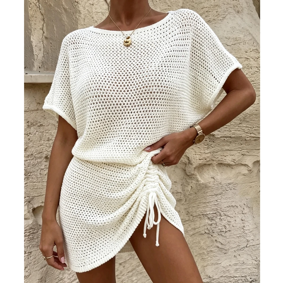 Lässiges, tailliertes Strick-Kurzkleid, Strandkleid mit seitlichem Tunnelzug und Cut-Outs, trendige Damen-Strandmode – Detail 2