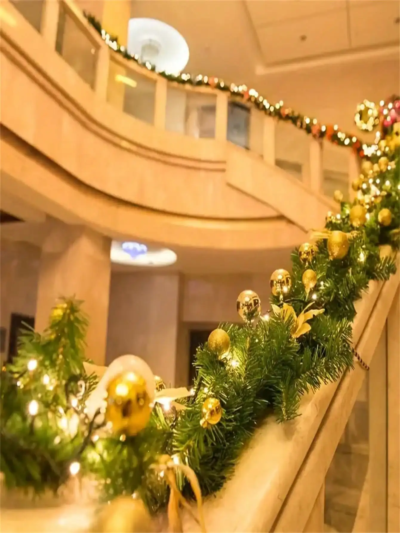 106inch Christmas Vine Wreath Decoration, Non-Luminous Artificial Wreath, Suitable for Indoor or Outdoor Use, High-Quality Soft Green Holiday