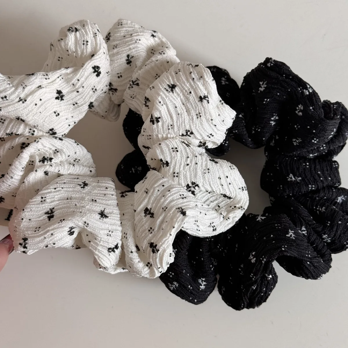 

Элегантная резинка для волос черно-белая с эффектом мятой ткани, эластичная резинка для волос с цветочным принтом, большие эластичные скранчи с мятой текстурой, резинка для волос с принтом.
