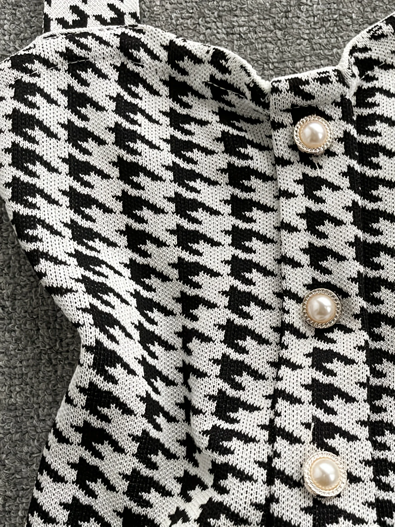 Summer New Buttons Stylish Houndstooth Halter Top for Women   Sleeveless Casual Shirt with Chic Pattern Crop Top