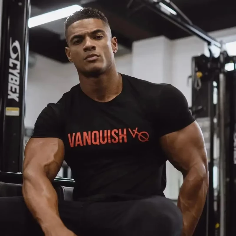 Camiseta Deportiva Blanca Ajustada para Hombre, Texto Audaz Inspirado en "Vanquish" y Logotipo VX, Camiseta para Entrenamiento Físico
