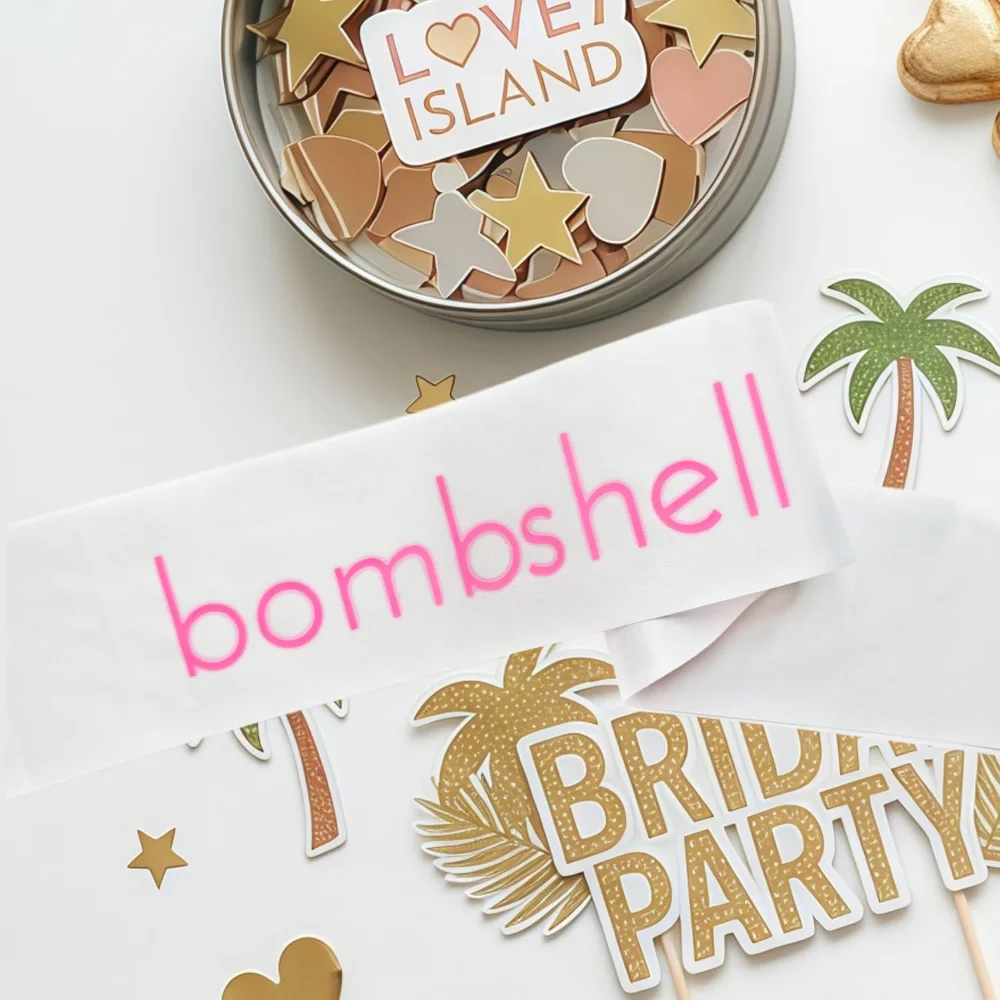 Bombshell-Braut-Schärpe – Eine Bombshell ist in der Villa Bach Island eingetroffen – Junggesellinnenabschied, Brautparty, Hochzeitsdekoration, Foto-Requisiten – Detail 5
