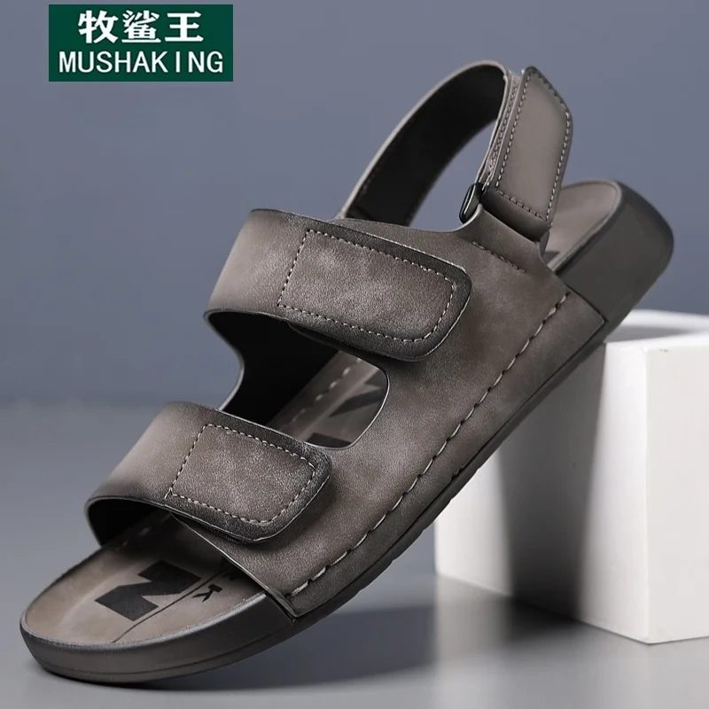 

Новинка 2023 года, мужские кожаные сандалии, летняя уличная одежда, противоскользящие мягкие ботинки для вождения Beach oes, спортивные повседневные дышащие брюки...