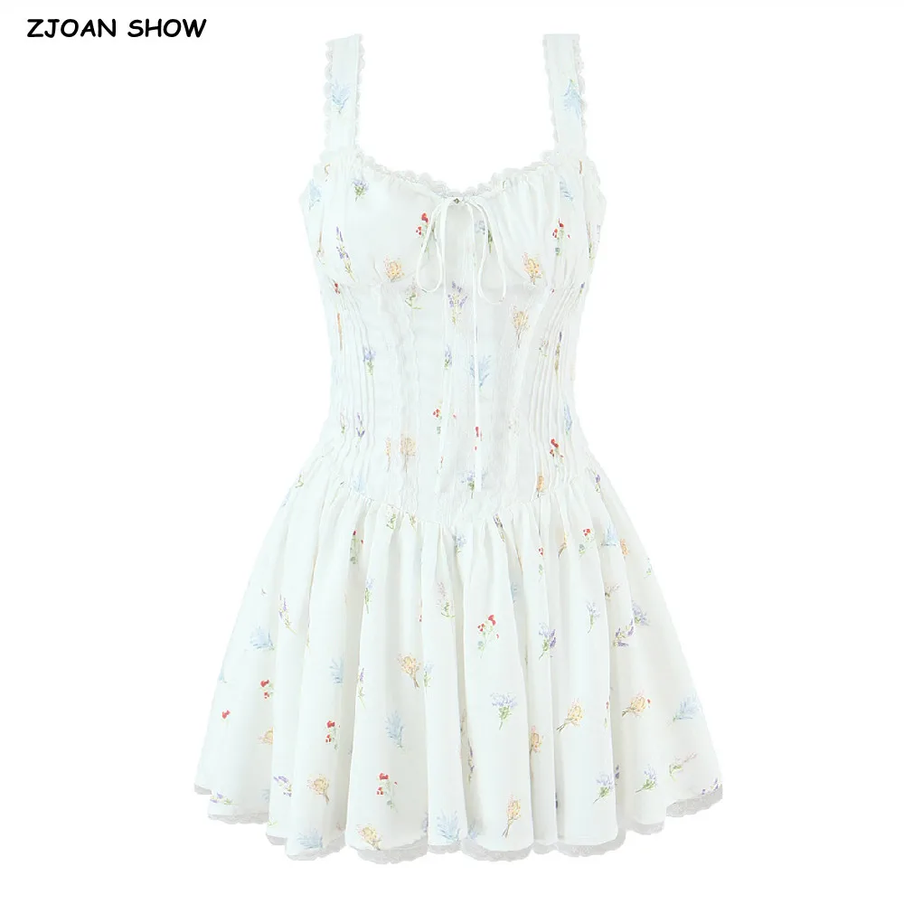 甘い花柄プリントとレースを組み合わせた、胸元にギャザーが入ったミニ丈のスリングドレス。女性用、クロスバックで紐を結ぶ、ローウエストのAラインスイングタンクドレス。