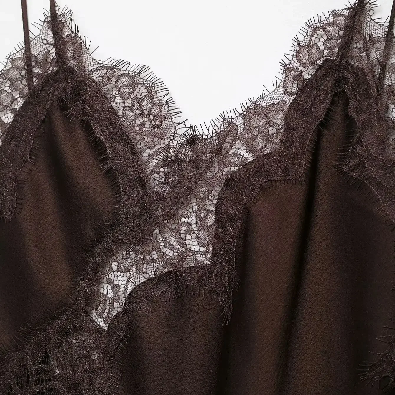 3 colores 2025 Sexy ahueca hacia fuera el vestido transparente de encaje empalmado de satén Sling vestido de mujer con dobladillo con abertura lateral vestidos asimétricos bata sin espalda