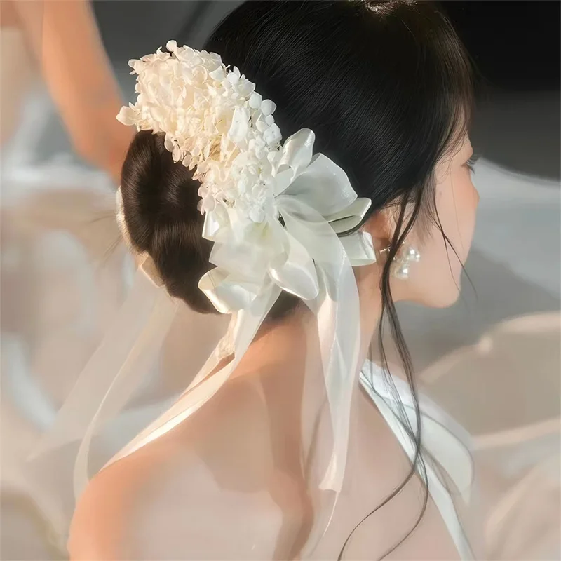 Traumhafter Wald-Braut-Haarschmuck mit Hortensienblüten, Einfaches Weißes Handgefertigtes Stoff-Haarband – Detail 4