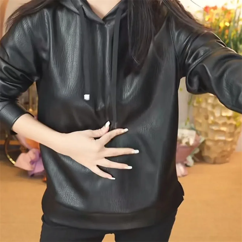 

Осень-зима, повседневная кожаная толстовка с капюшоном, новинка 2025, женская одежда с капюшоном на шнурке, черный флисовый утепленный пуловер, женский топ
