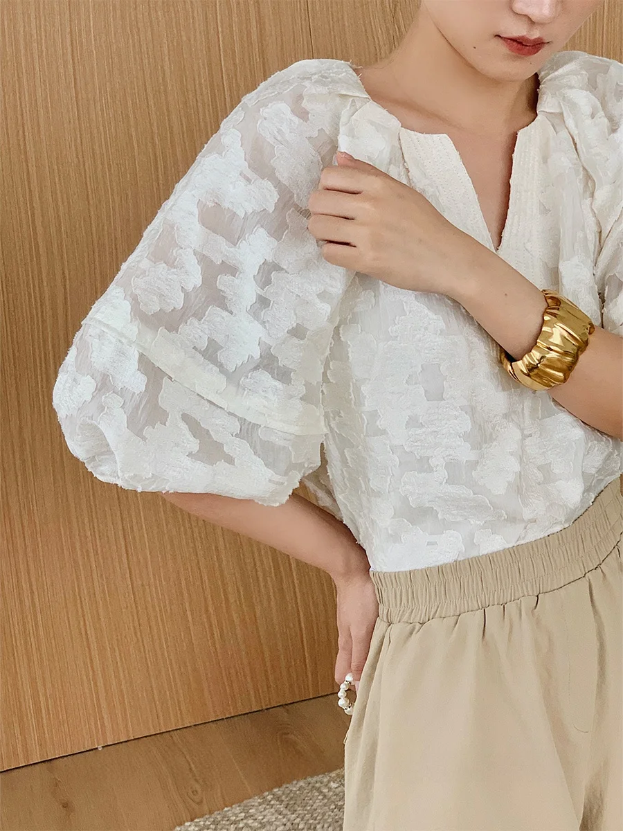

KIKI White Lace Trim Loose Bubble Sve V-Ne Commute Design Sle irt Korean Straight Cut ort Sve Pure Color