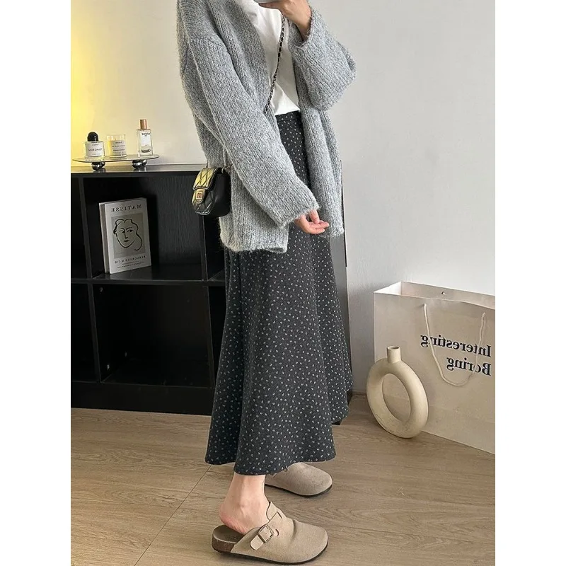 กระโปรงลายดอกสีเทา ฤดูใบไม้ร่วง 2025 รุ่นใหม่ สำหรับผู้หญิง ไซส์ใหญ่ ปิดหน้าท้อง ทรงเอ ยาว บางเบา สไตล์เกาหลี