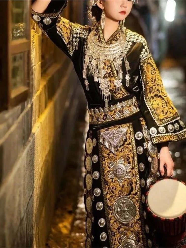 

Черный этнический костюм для великолепной и длительной фотосъемки в путешествиях.