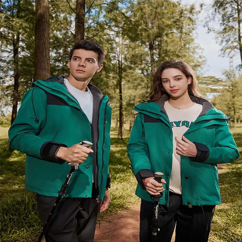 Outdoor Sports Mountaineering Jacket with Customized Logo Pattern Mountain Forest Camping Jacket with Removable Liner for All Seasons, Windproof, Rainproof and Scratch-Proof