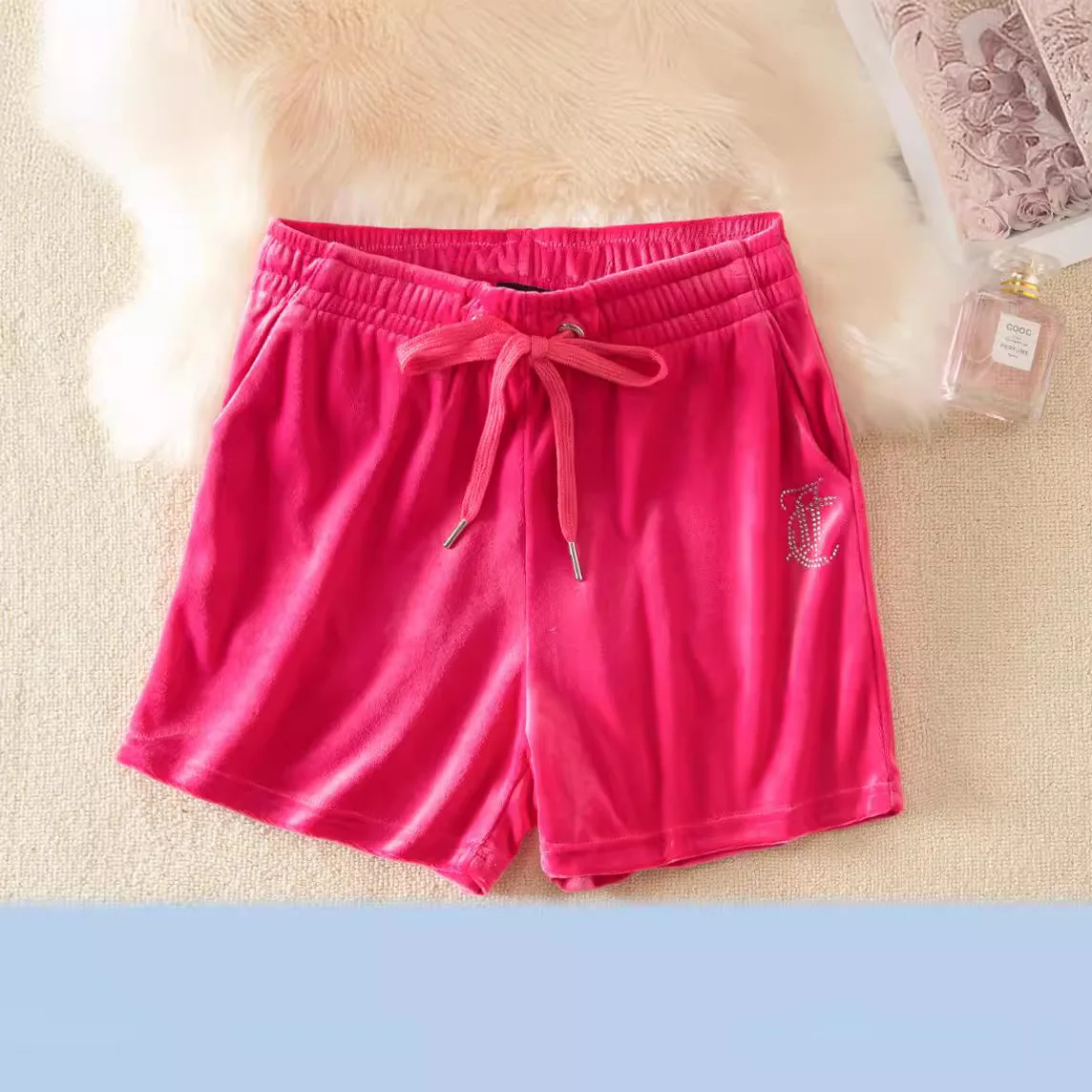 السراويل القصيرة الصيفية العصيرة للنساء TIKTOK الأكثر مبيعا نسيج البوليستر منتصف الخصر طول السراويل الساخنة مثير العصرية الكورية نمط