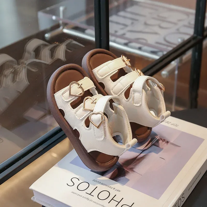 Girls Princess Shoes Pu Leather Soft Sole 2025 Summer Kids Sandals Versatile Love Heart Sweet Toddler Beach Shoes Roman Style
