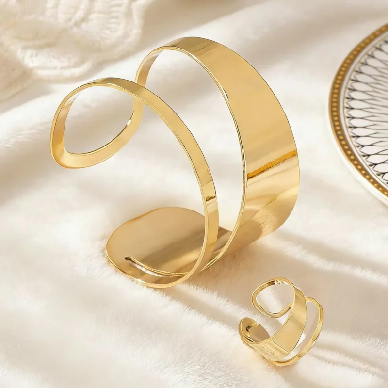 

Elegant Hollow Cup Metal Bracelet Fashion Simple Unique Accessory for Ladies Daily Party Events Versatile Unique Jewelry