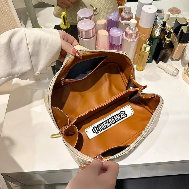 Bolsa de maquillaje de patrón tejido con textura avanzada y PU plano, bolsa de almacenamiento portátil de cosméticos de gran capacidad