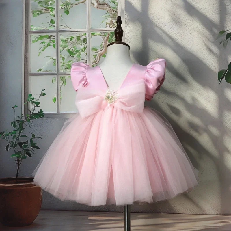 Maßgeschneidertes Blumenmädchenkleid, Hochzeitskleid, Geburtstagskleid, Festkleid für Mädchen mit Puffärmeln, 3D-Schmetterling und Blumenapplikation.