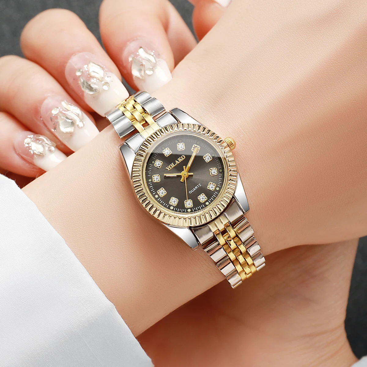 1pcs/set Women's Gift Watch Classic Fashion Scale Dial Simple Trend Quartz Watch (Box Not Included)