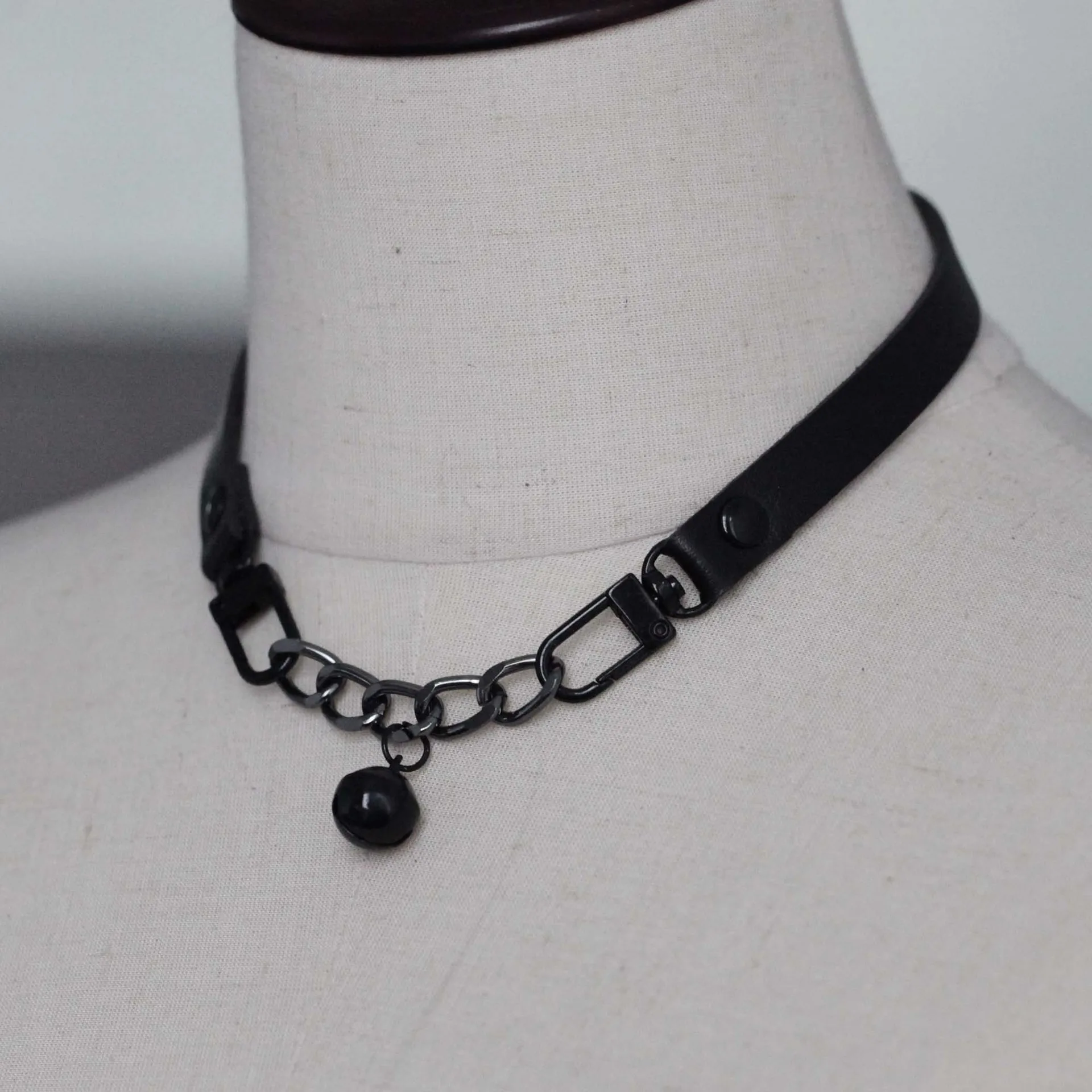 Punk Harajuku Personality Dark Sweet and cool Hot Girl Leather Necklace Stainless steel Bell Multicolored Clavicle chain Simple