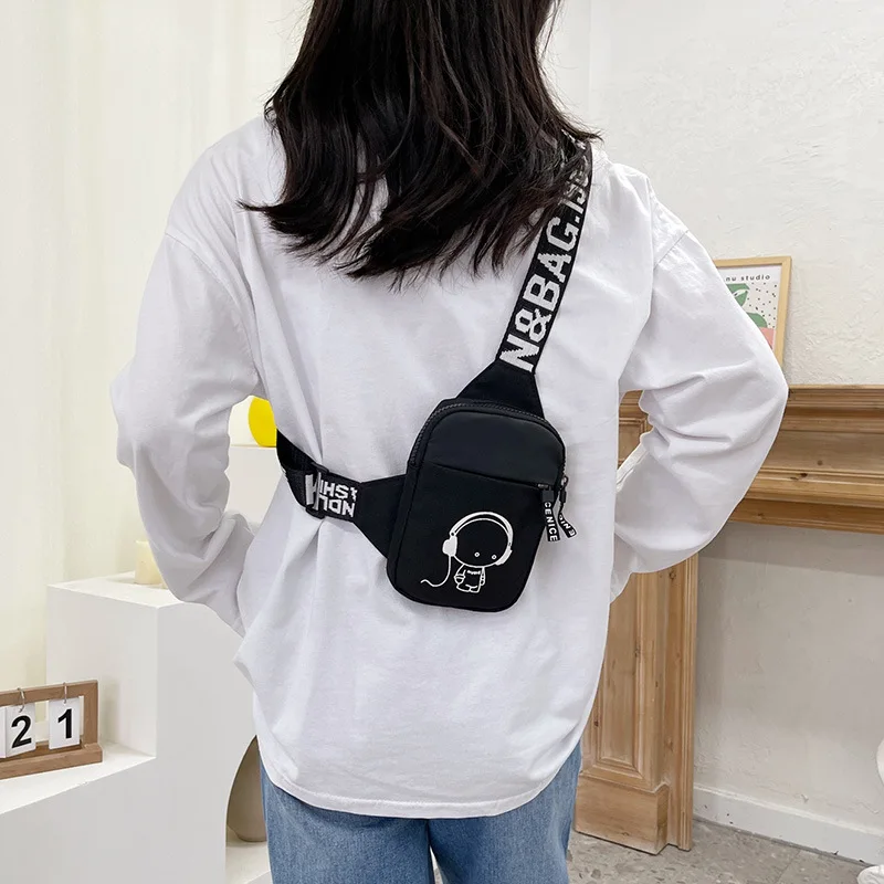 

Crossbody bag, wide shoulder strap nylon chest bag, daily commuting single-shoulder bag for outings, hip-hop style prin