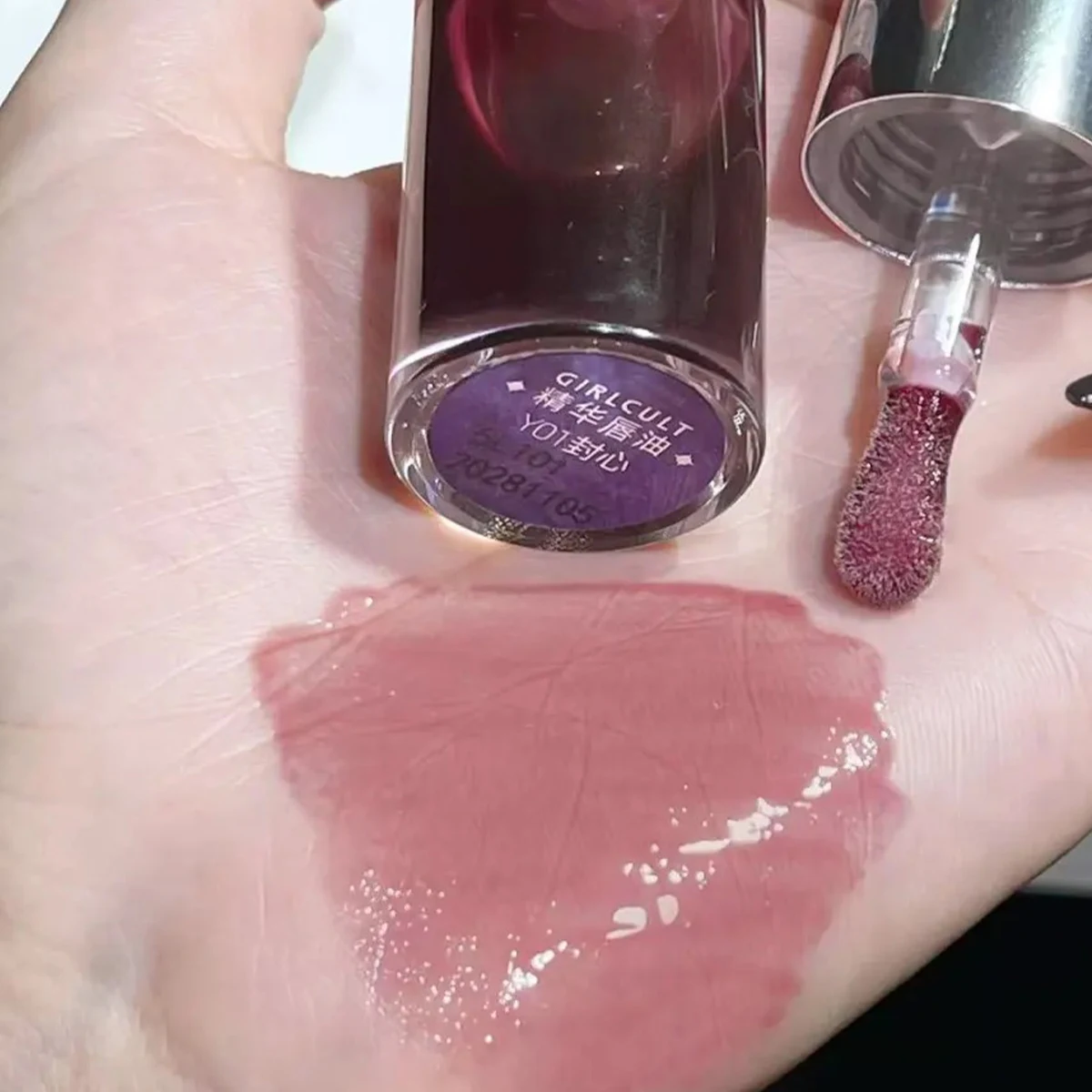 Girlcult Lip Oil Y01 Lockheart, nawilżający i nieoleisty, efekt szklanych ust, wysoki połysk lustrzany, głęboka nawilżenie ust, lekki makijaż