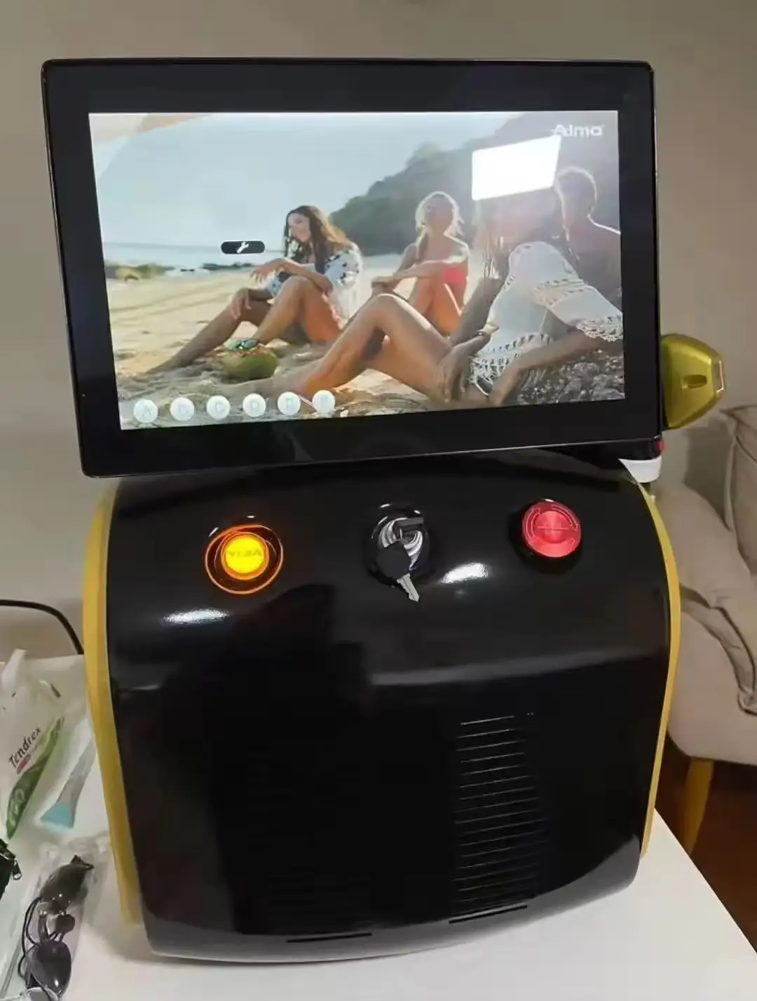 آلة إزالة الشعر بالليزر ديود غير مؤلم الجليد 3 الطول الموجي 755nm 808nm 1064nm إزالة الشعر النهائي مناسبة لجميع ألوان البشرة