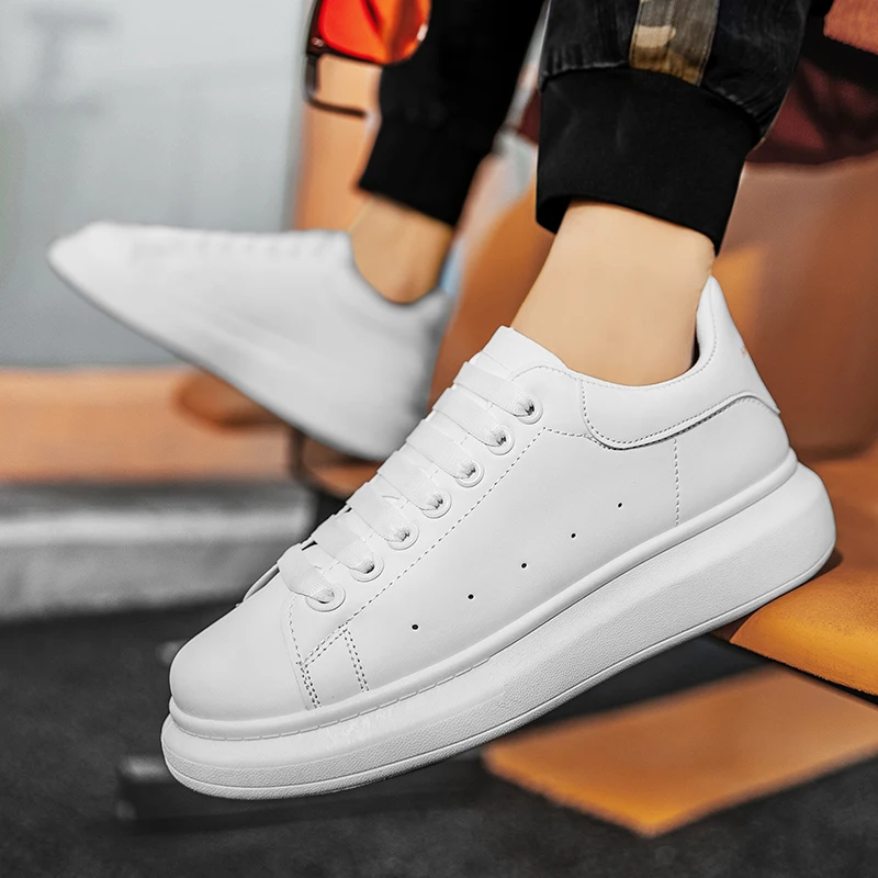 أحذية بيضاء صغيرة للرجال النسخة الكورية الربيعية من الأحذية الرياضية غير الرسمية للرجال مع أحذية مسطحة للطلاب بنعل ناعم