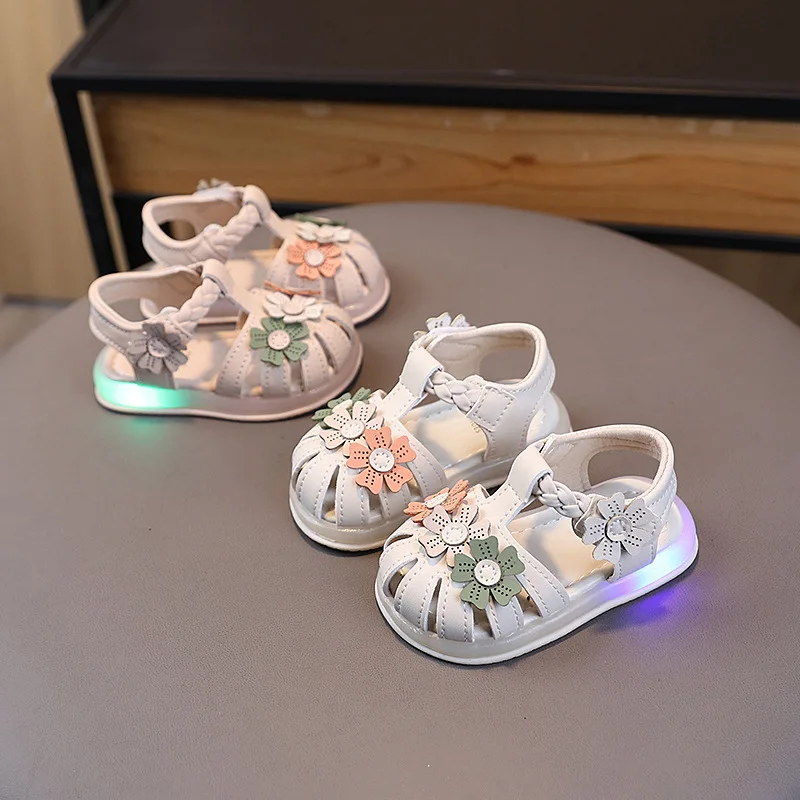 Summer Sandals New Fashion LED Light Kid Shoes Simple Versatile Retro Girl Shoe Princess Flower Lightweight  Elegant Kid Sandals