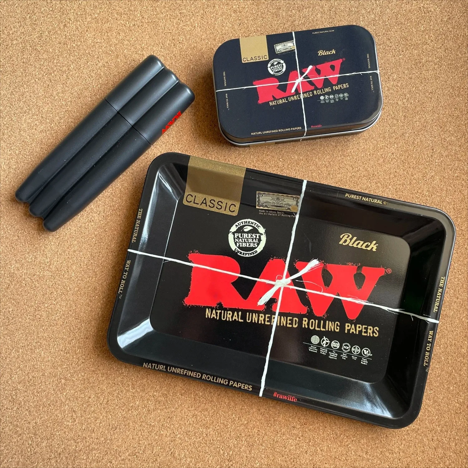 3-teilige Rolltablett-Blechdose und schwarze Kunststoffrohr-Kombination