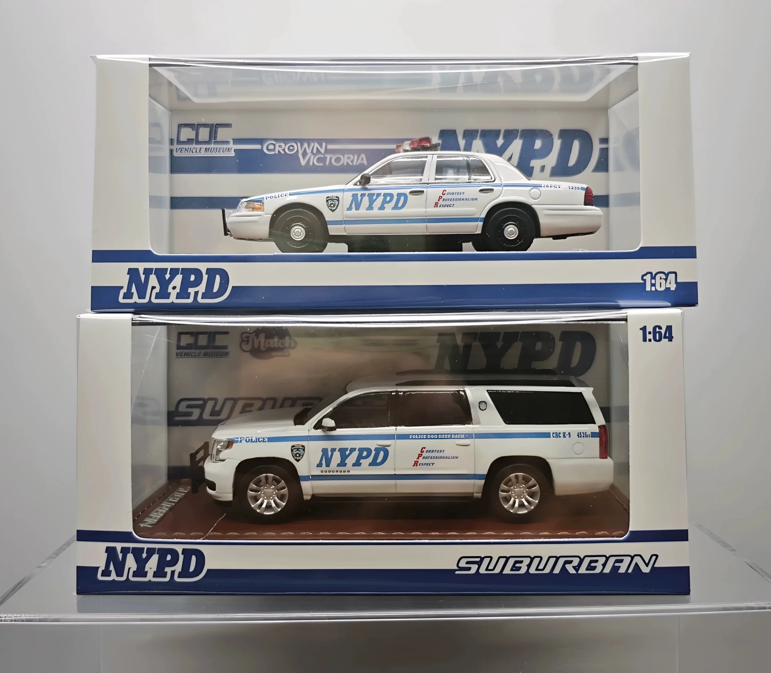 

Модель автомобиля GOC 1:64 Victoria & Suburban Patrol, лимитированная серия для выставки HEC, из сплава.