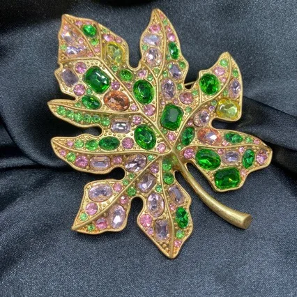 Vintage Gold Maple Leaf Brooch Multi Color Rhinestone Inlaid Leaf Pin Women Wedding Banquet Coat Dress Statement Jewelry