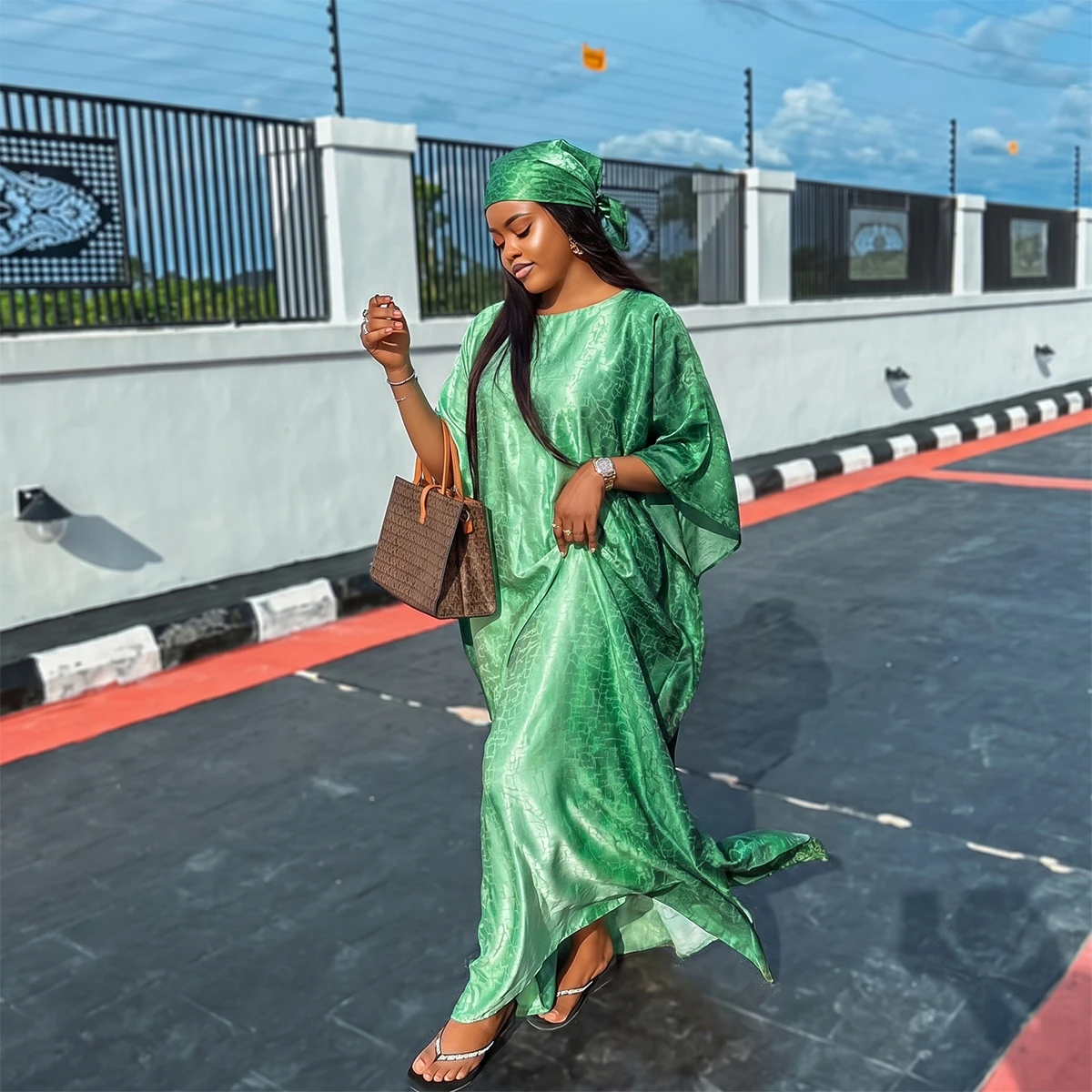 Abaya Muslim Gradient Cracked Satin cu Hijab - usage example