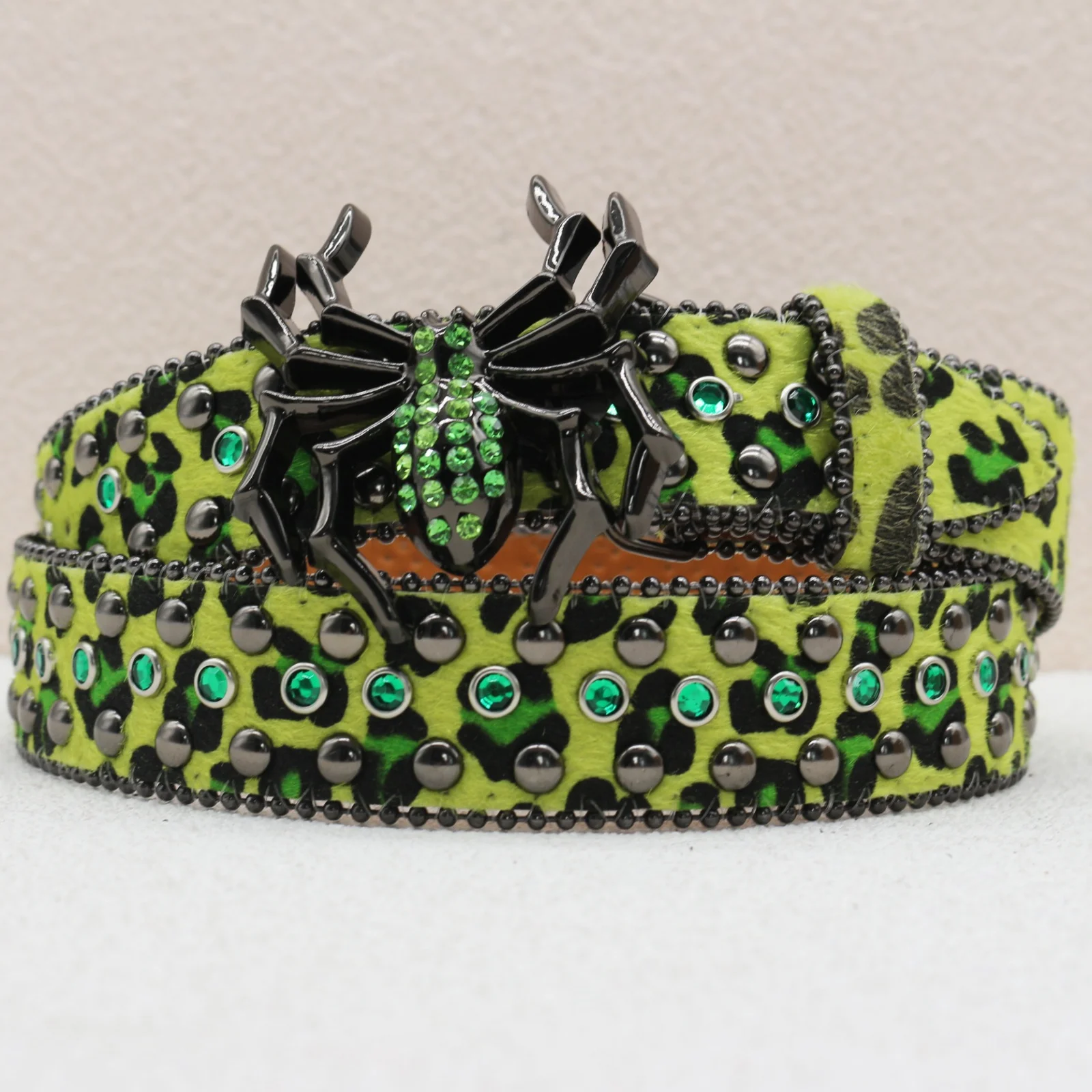 حزام جديد من حجر الراين العنكبوتي بطباعة الفهد، حزام برشام جينز على طراز الهيب هوب الأوروبي والأمريكي Y2K، حزام بإبزيم عنكلي كبير.