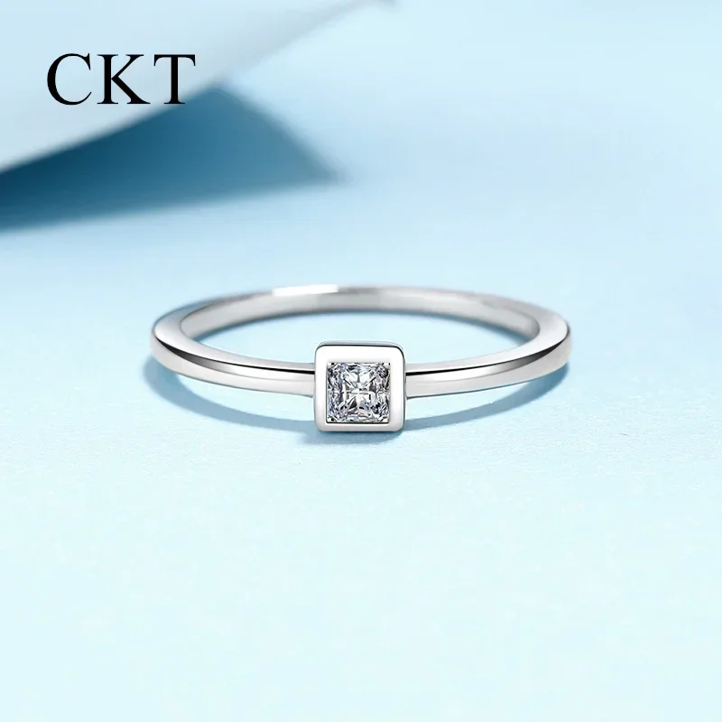 18K White Gold Platinum Pt950 Fine Jewelry 0.3ct Square Diamond Moissanite Ring Fashion Commuter Luxury Gift for Girlfriend