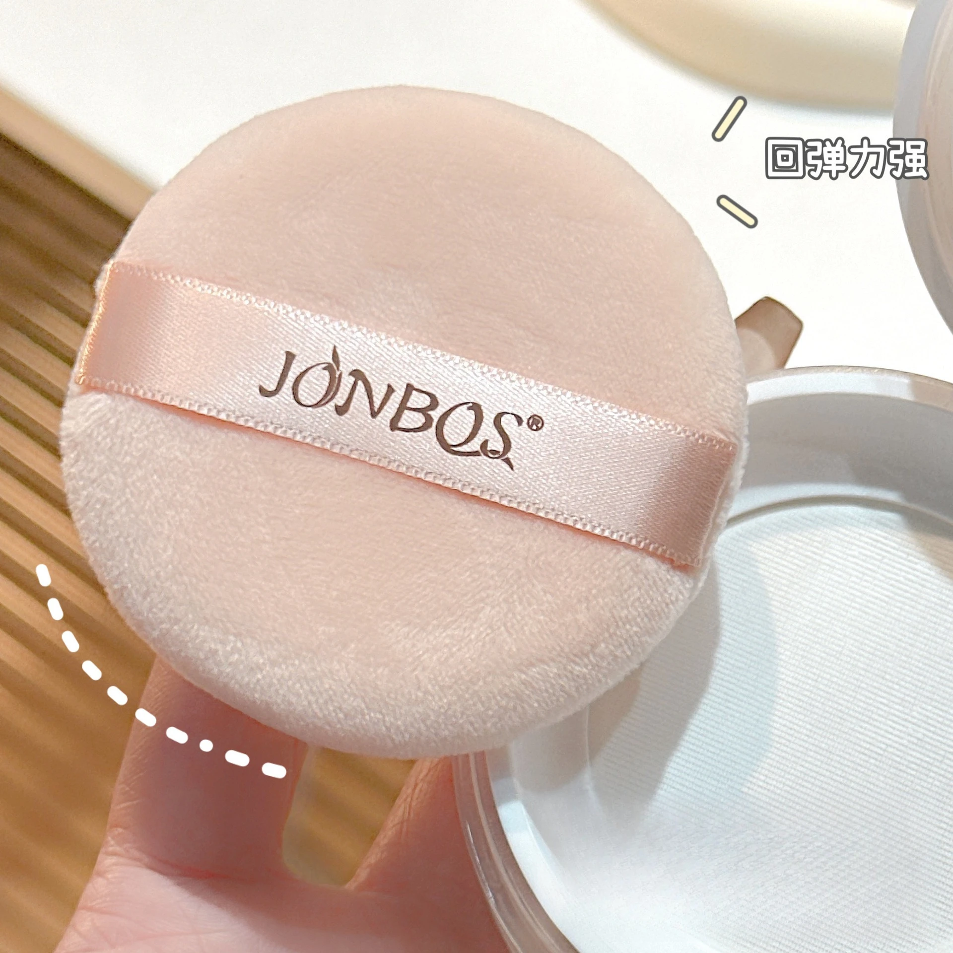 フロッキングルースパウダーパフ - ふわふわした表面でメイクをセットし、ケーキ状にならない両用 (ドライ/ウェット) 化粧ツール