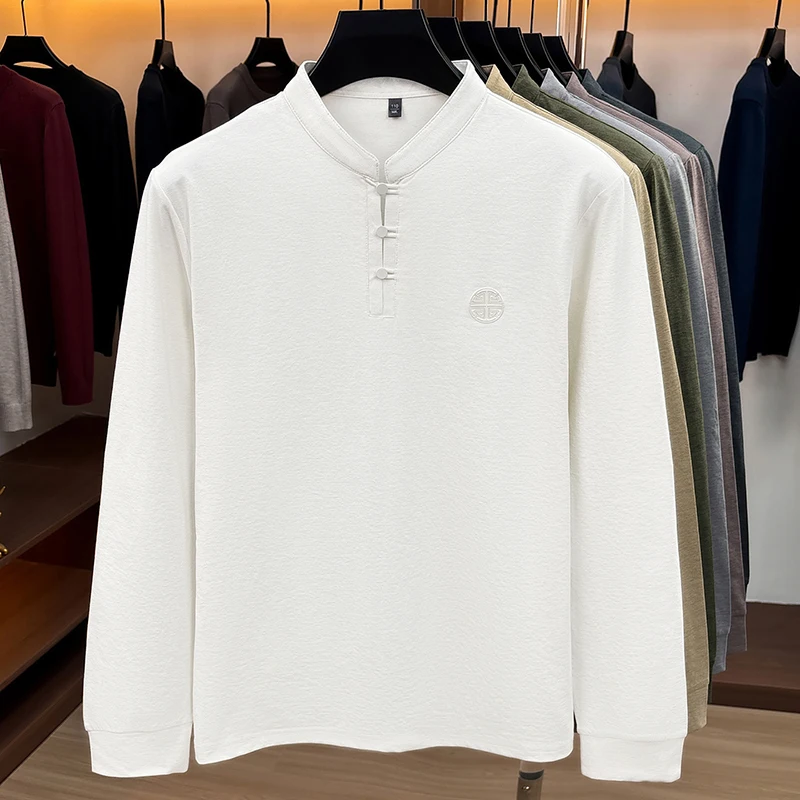 Herren-Langarmshirt im Henley-Stil mit Stehkragen, geprägtem Logo auf der Brust, leicht und bequem, ideal für Büro und Alltag. – Detail 15
