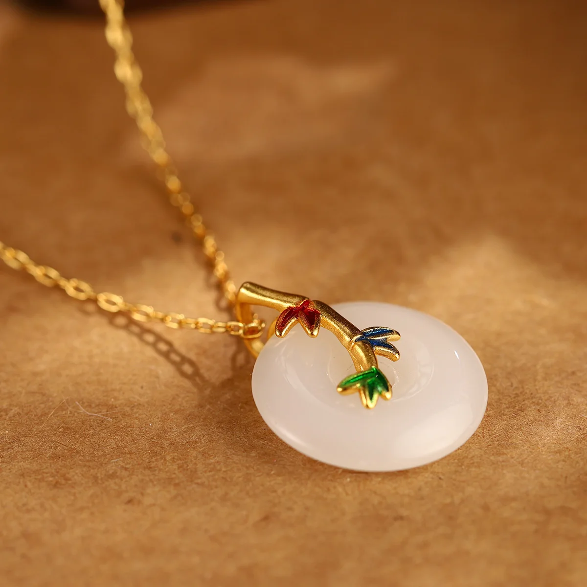 Collar con colgante Ping An Kou de jade blanco Hetian y bambú estilo chino, chapado en oro, esmaltado, con diseño de nudo de bambú, amuleto de la suerte para mujer
