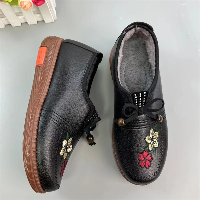 2024 Winter women's emboridery flower moccasins woman elderly ladies slip on sneakers women non-slip mom's comfort walking flats